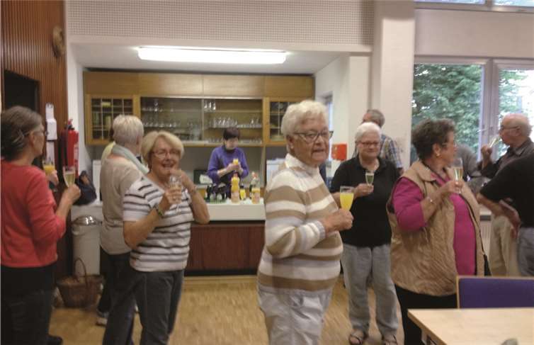 Mit einem Glas Sekt wurden die Chormitglieder begrüßt. privat