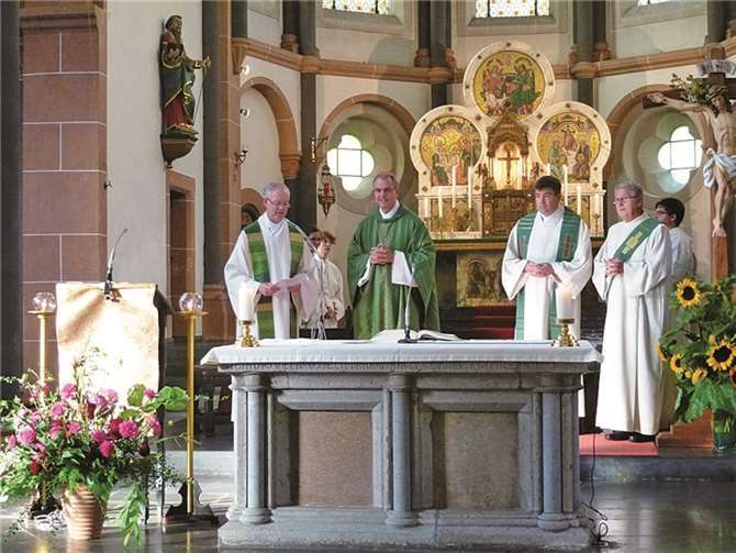 Mit einem Gottesdienst mit Weihbischof Michael Paters ist Dechant Dr. Meyer verabschiedet worden. privat