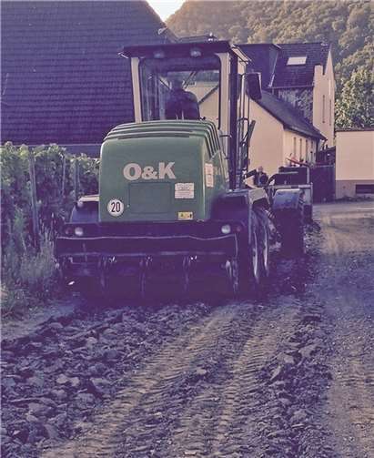 Mit einem Grader, auch "Straßenhobel" genannt, wurden in den vergangenen Tagen Wald- und Weinbergswege neu einplaniert. privat