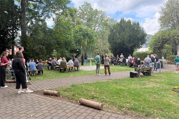 Mit einem Grillfest für Patienten, Mitarbeitende und Weggefährten des St. Elisabeth Lahnstein, begann das Jubiläumsjahr zum 30-jährigen Bestehen der Psychiatrischen Fachklinik.
