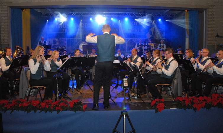 Mit einem Großaufgebot von 47 Musikern auf der Bühne, dirigiert von Christian Gansemer, imponierte der Musikverein Nauort beim Jubiläumsjahr-Abschlusskonzert den 300 Gästen der Veranstaltung in der Turnhalle. Fotos: Holger Kern