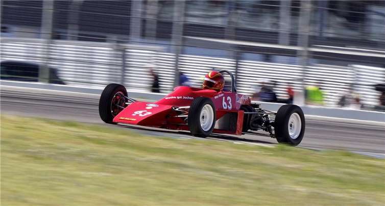 Mit einem Gruß an den verstorbenen Rennfahrer Jochen Mass fährt Mike Klebe mit seinem Formel Ford 1600 zwei Klassensiege ein beim Hockenheim Historic Jim Clark Revival.  Foto: Carlo Senten 