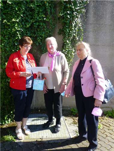 Mit einem Gruß der Pfarrgemeinde und einer kleinen Aufmerksamkeit für ihr jahrelanges ehrenamtliche Wirken für die älteren Mitbürger dankte die Gemeindereferentin Ursula Monter der bisherigen Vorsitzenden des Seniorenbesuchsdienstes, Ria Behner und der Kassenführerin Marianne Ollendorf. Foto: Seniorenbesuchsdienst der ehemaligen Pfarrei St. Martin