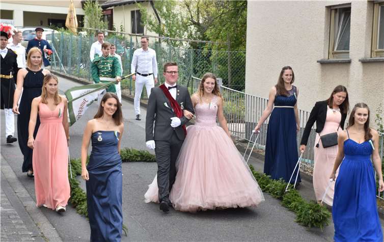 Mit einem Halbkranz umringten sechs Ehrendamendas Königspaar Maren Bierrenbach und Nico Grunwald.