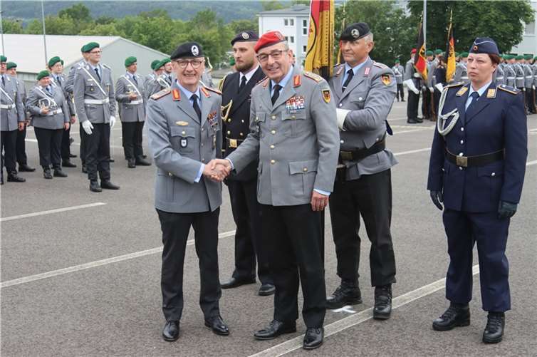 Mit einem Handschlag besiegeln der General Breuer (re.) und Brigadegeneral Meyer die Übergabe des Kommandos.  Foto: Bundeswehr/Jürgensen