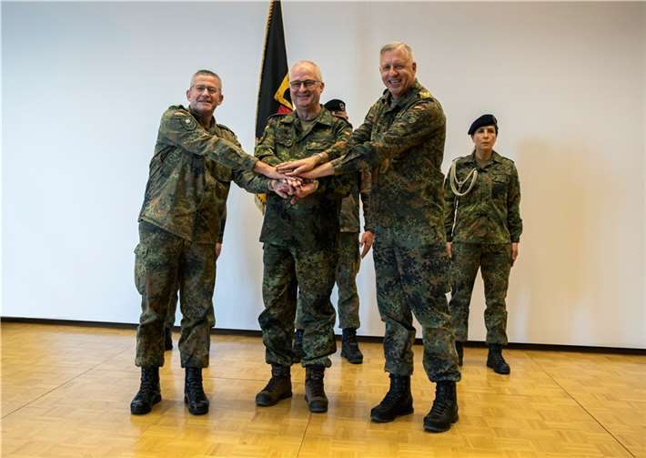 Mit einem Handschlag besiegelt General Zorn (Mitte vorn) die Übergabe des ZInFü. Fotos: Bundeswehr/Hunold