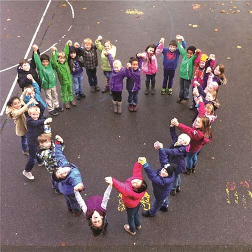 Mit einem Herz stellen die Kinder ihr „wir“-Gefühl dar. privat
