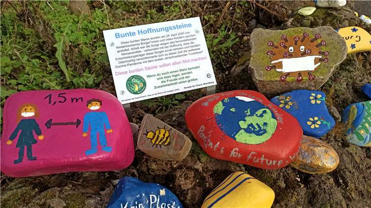 Mit einem Hinweisschild informieren die Parents for Future in Niederbachem über den Anlass für die bunten „Hoffnungssteine“. Jeder kann selber eigene, bemalte Steine dazu legen. Je mehr es tun, desto stärker das Zeichen, das gesetzt wird.Foto: privat