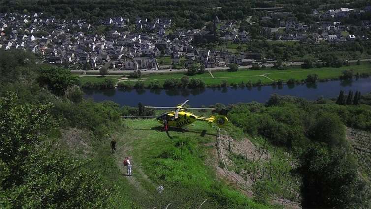 Mit einem Hubschrauber wurde der Verunglückte geborgen.