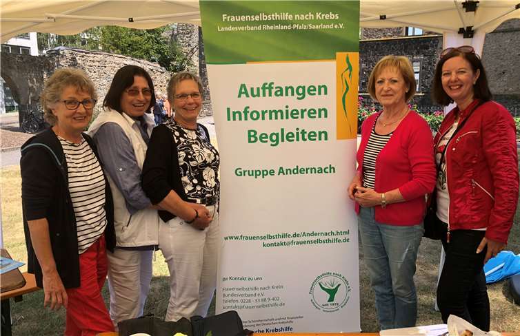 Mit einem Infostand bei der „Langen Tafel“ im Schlossgarten waren die Frauen der Frauenselbsthilfe nach Krebs präsent. Foto: privat
