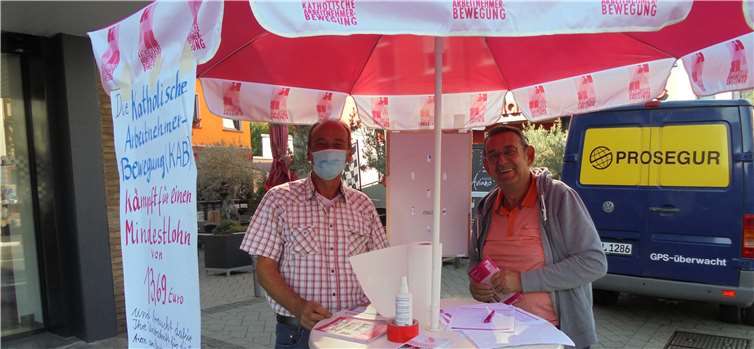 Mit einem Infostand hat der Ortsverband der Katholischen Arbeitnehmer-Bewegung Reifferscheid-Rodder auf ihre Forderung hinsichtlich des Mindestlohns sowie die gestartete Unterschriftenaktion aufmerksam gemacht.Foto: privat