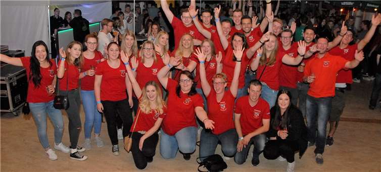 Mit einem Kirmespaar in der Mitte (vorne Patricia Rasbach und Christopher Wittich) lässt sich einfach besser feiern.Das wollte das aktuelle Paar der Kleinmaischeider Jugend noch einmal klar machen und übernahm die Rolle in diesem Jahr. Fotos: KER