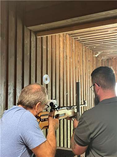 Mit einem Kleinkaliber-Gewehr wurde Treffsicherheit gezeigt.