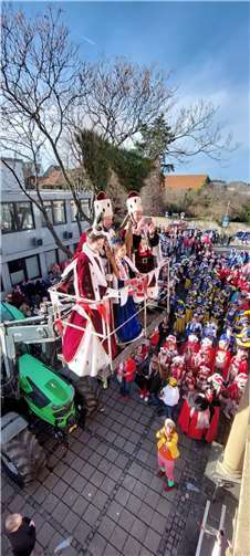 Mit einem Korb an einem Traktor ließen sich der Queckenberger Bauer Clemens I. und der Wormersdorfer Bauer Stefan I. mit den Bäuerinnen der Kindertollitäten Elisa I. und Elsa I. bis zum Balkon des Rathauses hochfahren.
