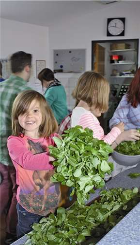 Mit einem Lachen im Gesicht lassen sich zwei Kilo Feldsalat viel schneller putzen.