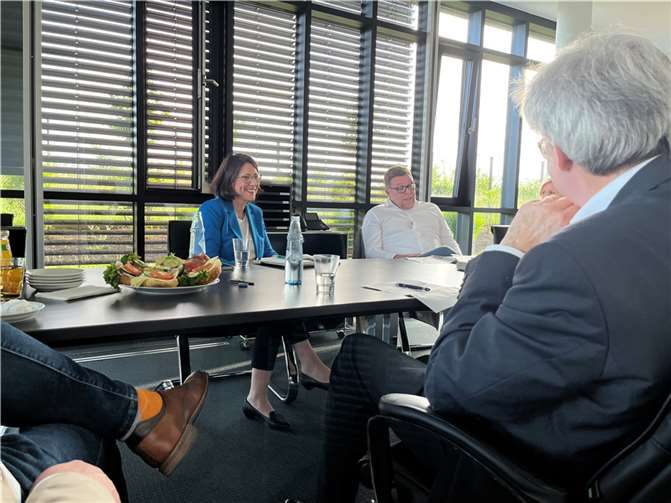 Mit einem Lächeln stellt sich die Ministerin der Fragen des Kreisverbandes.  Quelle: Marcel Bockisch-Ernst