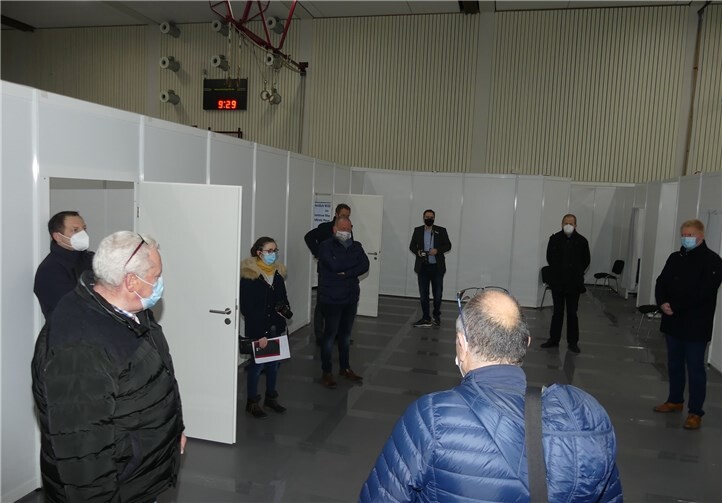 Mit einem Laufzettel versehen durchlaufen die Impfpatienten bis zur Impfung mehrere Stationen.