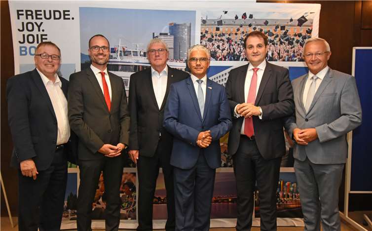 Mit einem „Leitbild“ geht die Region Bonn/Rhein-Sieg/Ahrweiler/Neuwied in die Verhandlungen mit dem Bund übereine Zusatzvereinbarung zum Berlin-Bonn-Gesetz („Bonn-Vertrag“). (v.r.n.l.): Achim Hallerbach, Landrat des KreisesNeuwied, Nathanael Liminski, Staatssekretär und Chef der Staatskanzlei NRW, Bonns OberbürgermeisterAshok Sridharan, Sebastian Schuster, Landrat des Rhein-Sieg-Kreises, Staatssekretär Clemens Hoch, Chef derrheinland-pfälzischen Staatskanzlei, Dr. Jürgen Pföhler, Landrat des Kreises Ahrweiler.