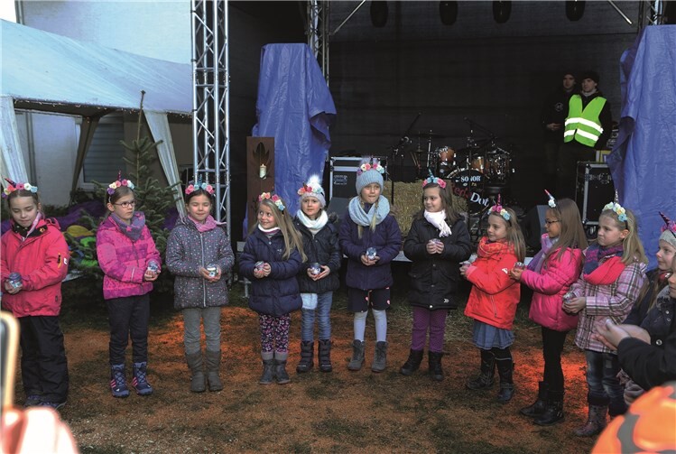 Mit einem Lichtertanz erfreuten die Kinder der KiGa St. Genovefa die Besucher. FRE