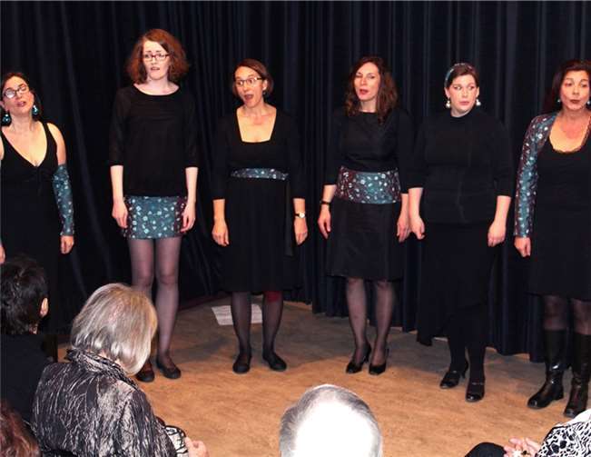 Mit einem Liebeslied aus dem hohen Norden eröffneten die „Rheintöchter“ ihr vorweihnachtliches Konzert. DL