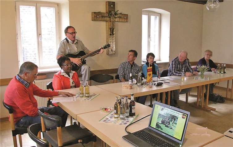 Mit einem Lied aus Kenia, angestimmt und begleitet von Willy Schneider, wurde die Jahreshauptversammlung 2015 eröffnet.privat