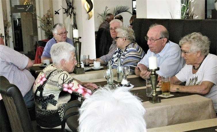 Mit einem Lied beim Kaffeeklatsch verbachten die Senioren einen gemütlichen Nachmittag zusammen.Foto: privat