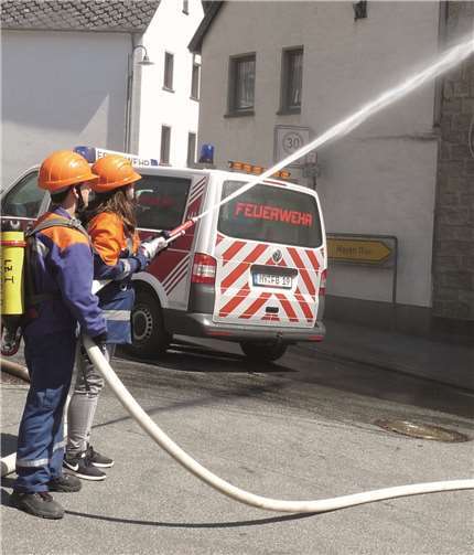 Mit einem Löschangriff von außen hatte die Jugendwehr das Feuer im Dachstuhl unter Kontrolle.
