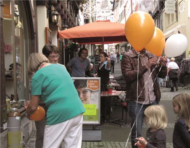Mit einem Luftballon-Wettflug beendete der Weltladen Linz die „Faire Woche 2014“.privat
