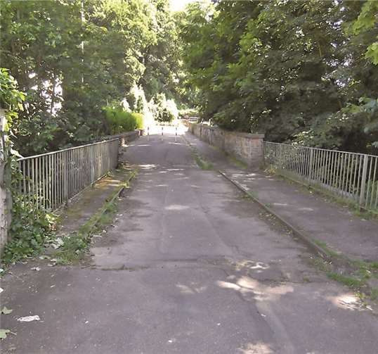 Mit einem Neubau der Brücke an der Jahnstraße böten sich mehrere Varianten der Verkehrsführung an. P. Kirst