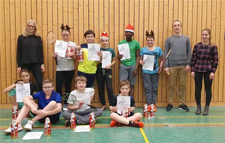 Mit einem Nikolausturnier verabschiedete sich die Trainingsgruppe der Jüngsten mit ihren Trainierinnen Nina(links) und Nadine, sowie deren Bruder Kilian (rechts) in die Weihnachtspause. Foto: privat