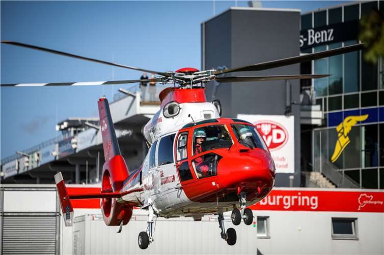 Mit einem Notarzt und vielseitigem, medizinischem Equipment an Bord ist der „Air Rescue Nürburgring“ ein wahrer Lebensretter, der 2023 insgesamt 1.111 Einsätze absolvierte. Foto: Gruppe C