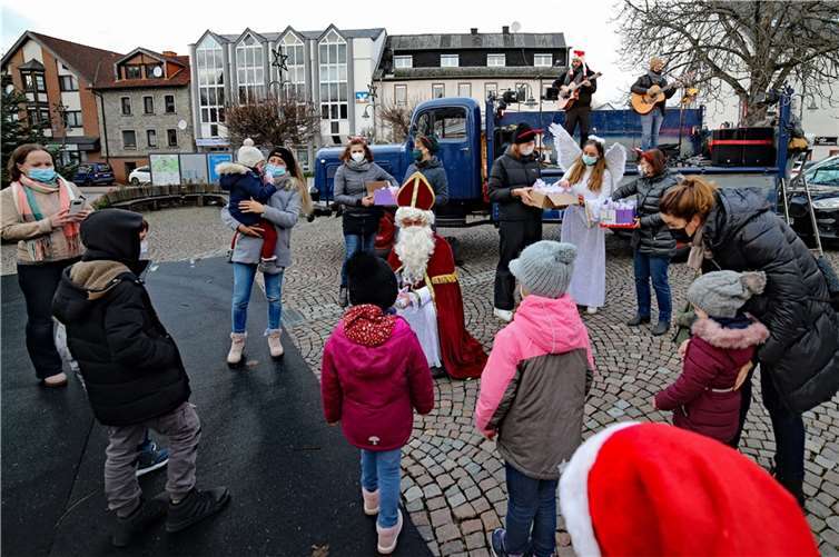 Mit einem Oldtimer besuchte der Nikolaus die Selterser Kinder. Fotos: privat