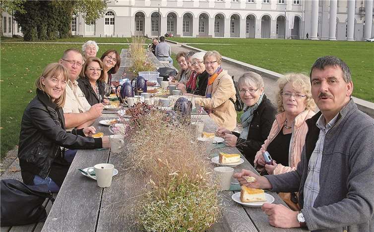 Mit einem Picknick an der „Langen Tafel“ vor dem Koblenzer Schloss klang ein schöner Nachmittag aus. privat