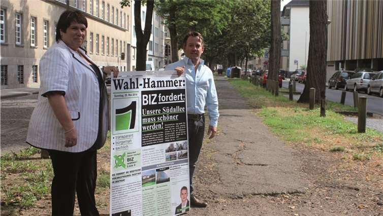 Mit einem Plakat machte die BIZ während des Kommunalwahlkampfes auf die Situation in der Südallee aufmerksam. Darauf berichtet sie u.a. über ihre diesbezüglichen Anfragen in der zurückliegenden Wahlperiode. (v.l.) Angela Keul-Göbel und Stephan Wefelscheid.  Privat