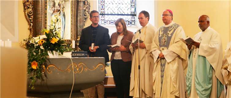 Mit einem Pontifikalamt eröffnete Bischof Dr. Stefan Ackermann (2.v.re.) zusammen mit Pater Mathew (re.), Pfarrer Rainer Justen (3.v.li.) sowie den Gemeindereferenten Anita Nohner und Matthias Beer die Pilgerzeit.Fotos: SES