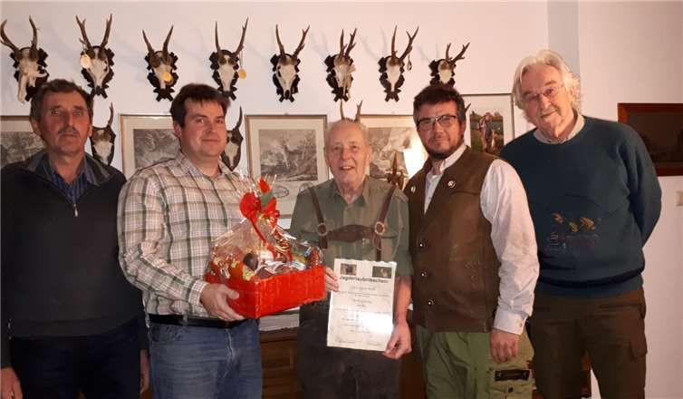 Mit einem Präsent bedankte sich die Jagdgenossenschaft Brohl-Lützing für die langjährige Zusammenarbeit bei Anton Bröhl (v. l.): Thomas Schmitz, Tino Gondert, Anton Bröhl, Udo Klingelhöfer und Dr. Reinhard Clemens. Foto: privat