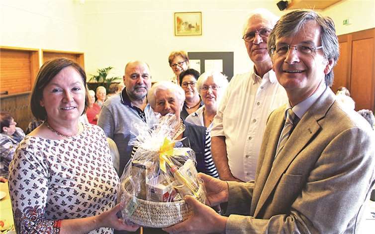 Mit einem Präsentkorb aus dem Linzer Eine-Welt-Laden war Hans Günter Fischer zu den Ehrenamtlern des neuen Gemeindecafés gekommen. DL