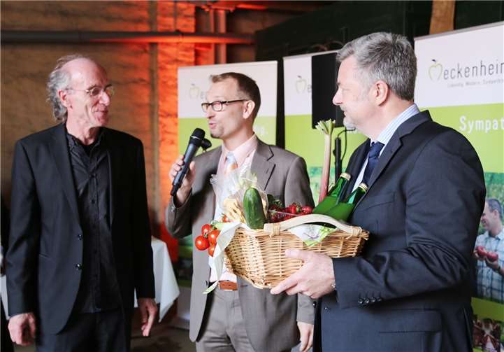 Mit einem Präsentkorb bedankte sich Michael Sperling bei Uli Wildschütz und dessen Team von RaumPlan.