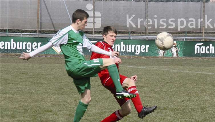 Mit einem Punkt in Eisbachtal holte sich die SG Mülheim-Kärlich (Grünes Trikot) überraschend einen Punkt in Nentershausen. Hier scheiterte noch Henrik Hillen an der Eisbären Abwehr. Kurz darauf machte es Steffen Pistone und traf für die Gäste.  -TH-