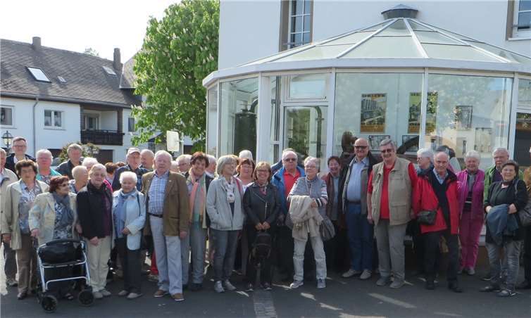 Mit einem Reisebus fuhren alle über die Bäderstraße in den Taunus zum Geburtshaus von Nicolaus August Otto in Holzhausen an der Haide.privat