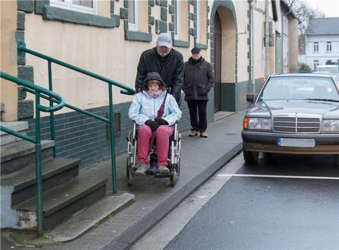 Mit einem Rollstuhl muss man an vielen Stellen auf die Straße in den fließenden Verkehr ausweichen.