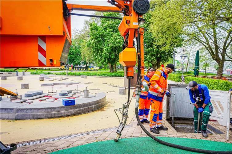 Mit einem Saugfahrzeug wurde der alte Filtersand aus dem Technikraum unter dem Wasserspielplatz abgepumpt. Bis zur Eröffnung voraussichtlich Ende April stehen noch weitere Arbeiten an.  Foto: Stadt Koblenz/Verena Groß