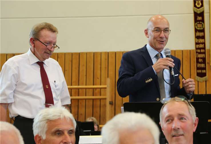 Mit einem Scheck gratulierte Bürgermeister Bert Spilles dem Vorsitzenden Dieter Brinkhaus zum Jubiläum.