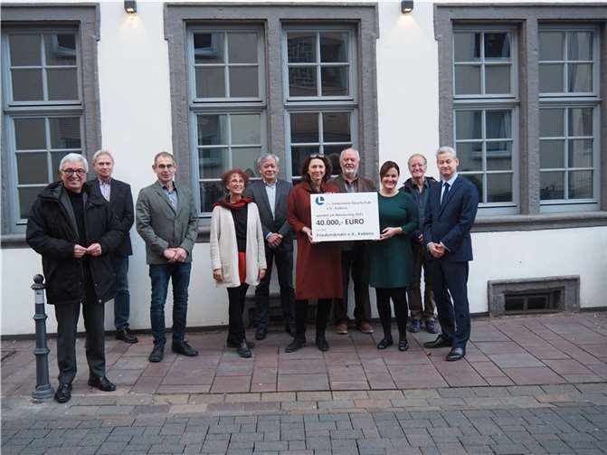 Mit einem Scheck in Höhe von 40.000 Euro hat die Liebenstein Gesellschaft e.V. Koblenz dem Verein „Friedenskinder e.V.“, eine vorweihnachtliche Bescherung bereitet.Fotos: HH