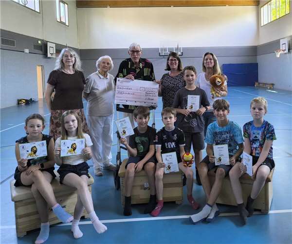 Mit einem Scheck über 300 Euro überraschte der Vorstand des „Forum Senioren Meckenheim“ Kinder und Verantwortliche von „Meckikids“ am 29. Juni in der Fronhofhalle. Foto: privat