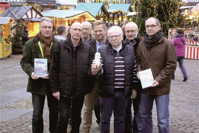 Mit einem Scheck über 500 Euro unterstützt die Stadt Linz wieder die Tour der Hoffnung. DL