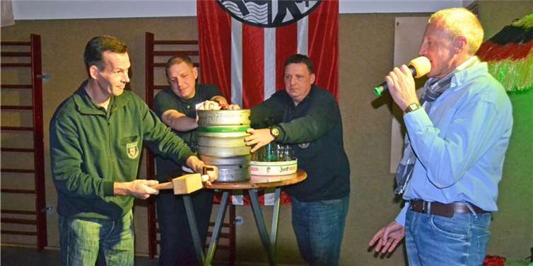 Mit einem Schlag gelang Bendedikt Balasus der Fassanstich. Gratulation dazu kam vom stellvertretenden Ortsvorsteher Olaf Wulf. AB