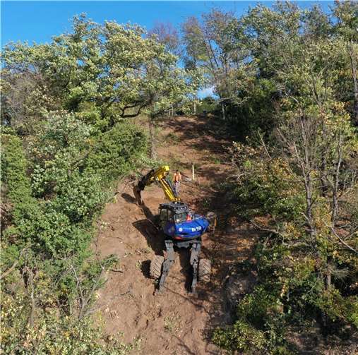 Mit einem Schreitbagger waren die Fachkräfte in den Weinbergen unterwegs, um eine Gasleitung freizulegen.  Foto: Sporn/evm