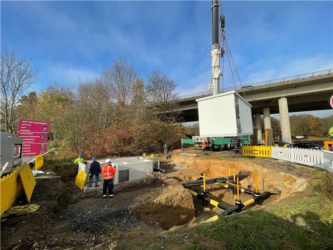Große Fortschritte bei der Erdgasversorgung Mit einem Schwerlastkran ist am Donnerstag die Gasdruckregelstation West an der Ringener Straße angeliefert worden. Foto: Peerenboom/evm
