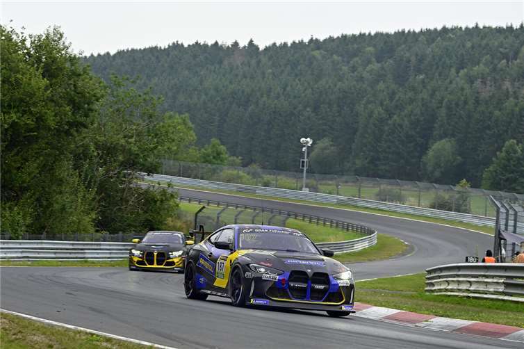 Sieg für Falken Motorsports bei einem wegen Nebel verkürzten NLS-Saisonhöhepunkt Mit einem Sieg an diesem Wochenende bleibt zudem Tobias Wahl mit seinen beiden Fahrerkollegen im BMW M4 GT4 von FK Performance Motorsport den Tabellenführenden auf den Fersen.